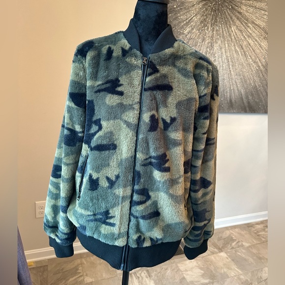 Bar lll size large faux fur camo jacket. Excellent Condition! - Picture 2 of 10